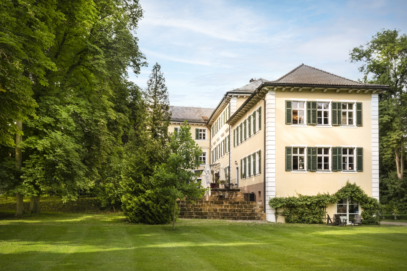 Außenansicht von Schloss Burgellern mit Garten